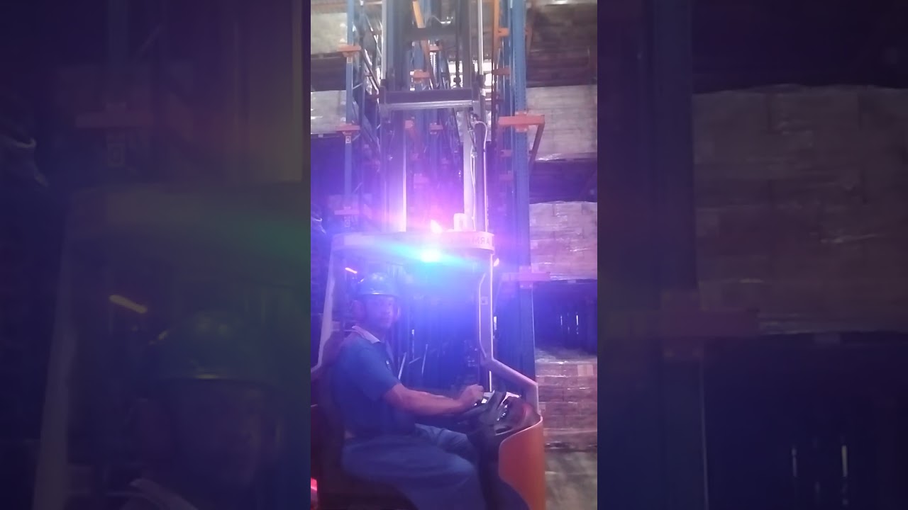 Empilhadeira retrátil dentro do drive 