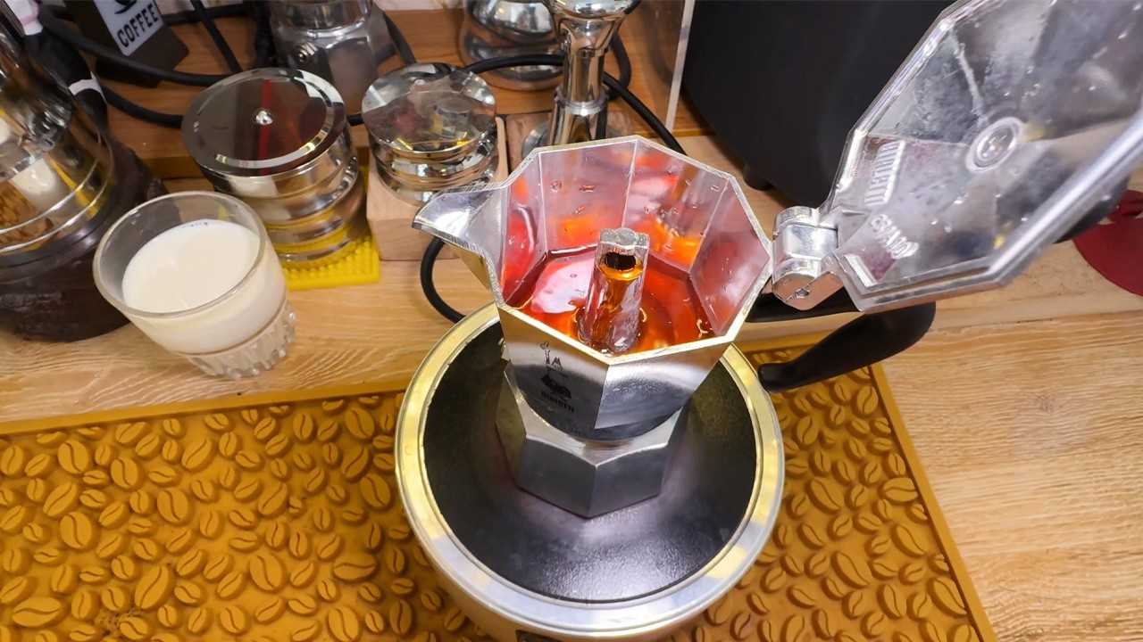 一杯摩卡壶咖啡