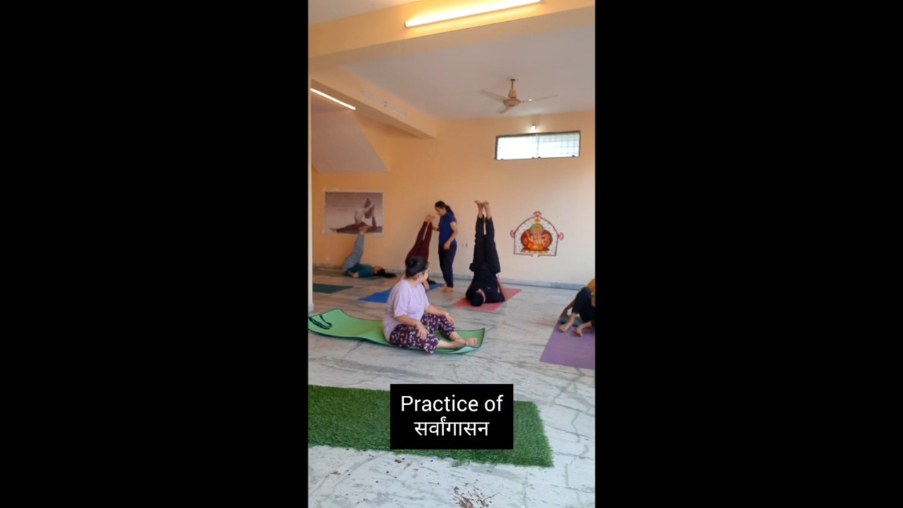 🧘‍♀️Practice of sarvangaasan 🤸‍♀️ है।