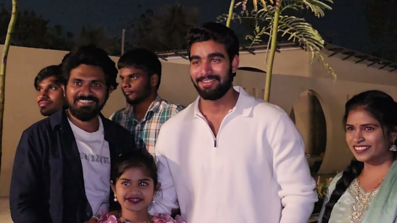 #kalyanpadala తో సెల్ఫీలు ఫొటోస్ తీసుకోవాలి అని ఎలా లైన్ లో ఉన్నారో చుడండి #mediahunt 