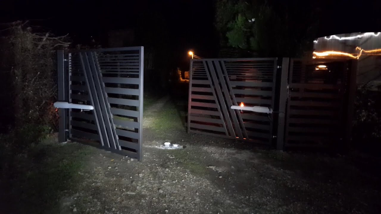 Brama skrzydłowa specjal otwieranie skrzydeł w przerciwne strony w automatyce bramowej Gobe 371