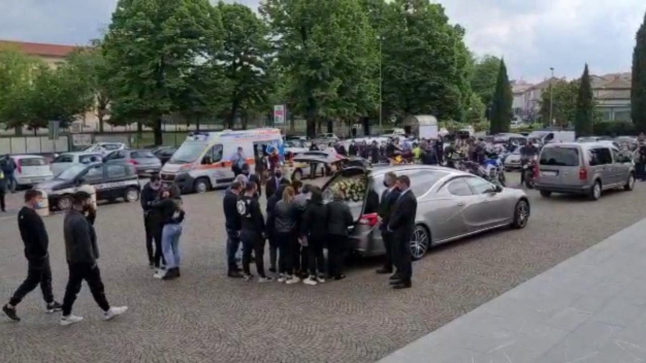 Rombi di motociclette degli amici per l'addio a Mattia Battistetti