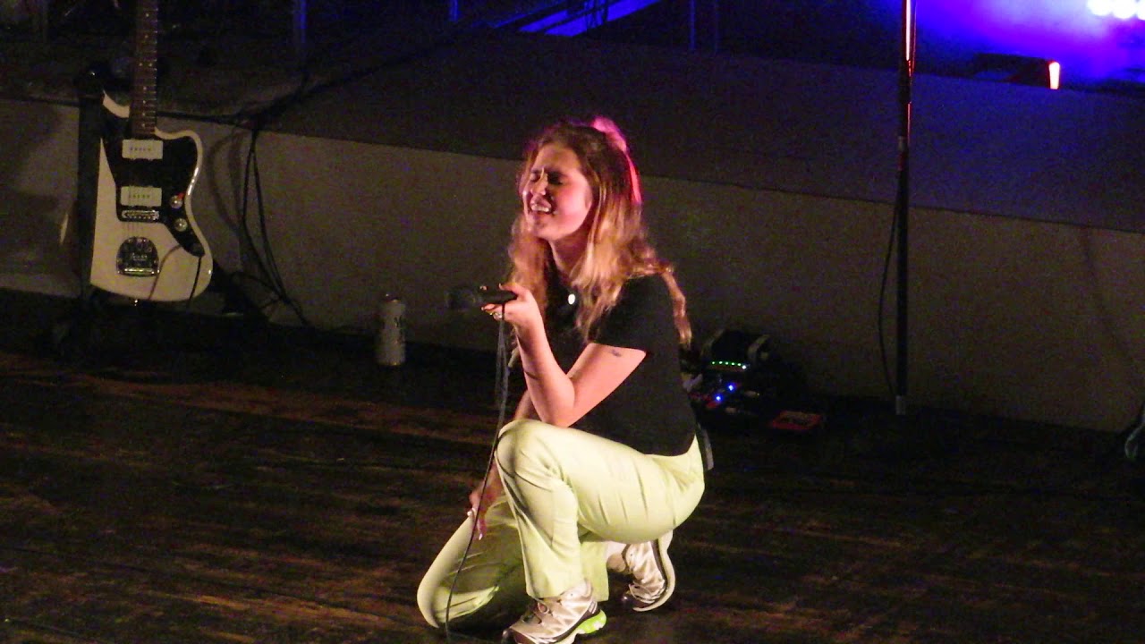 2019 10 29 Clairo - Sofia / White Flag