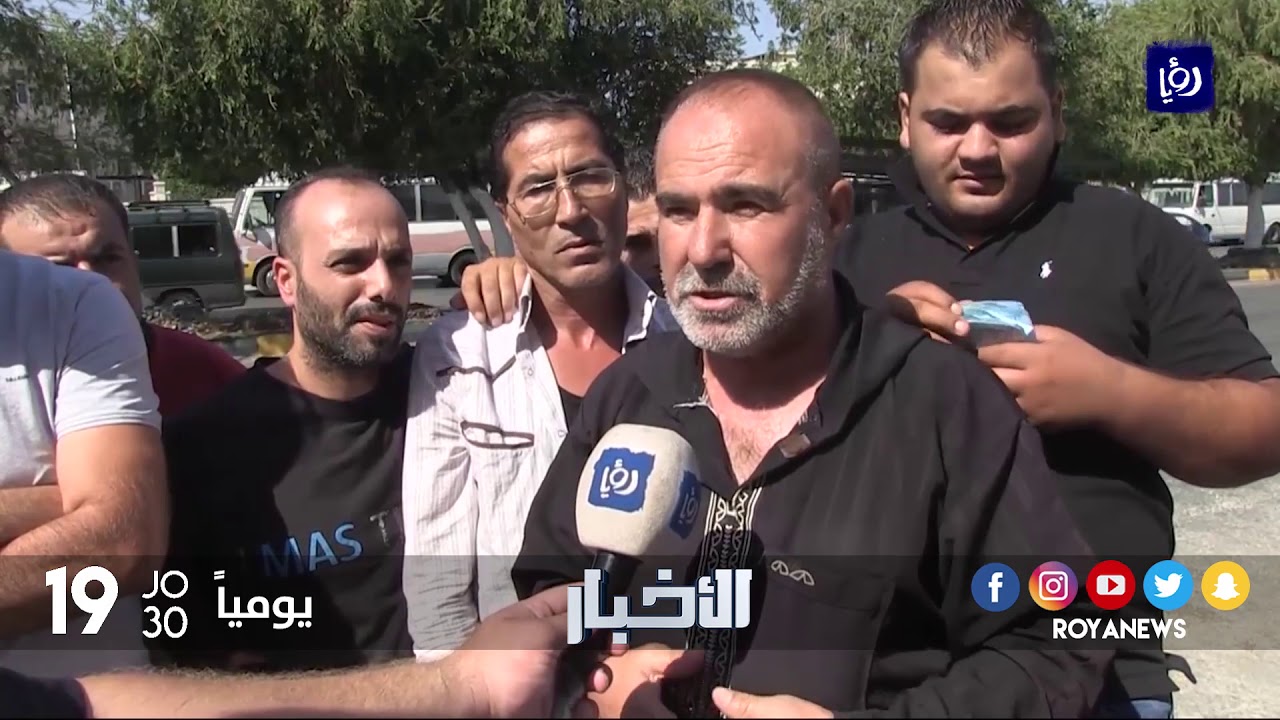 اعتصام أصحاب باصات أمام مبنى محافظة إربد - (13-9-2017)