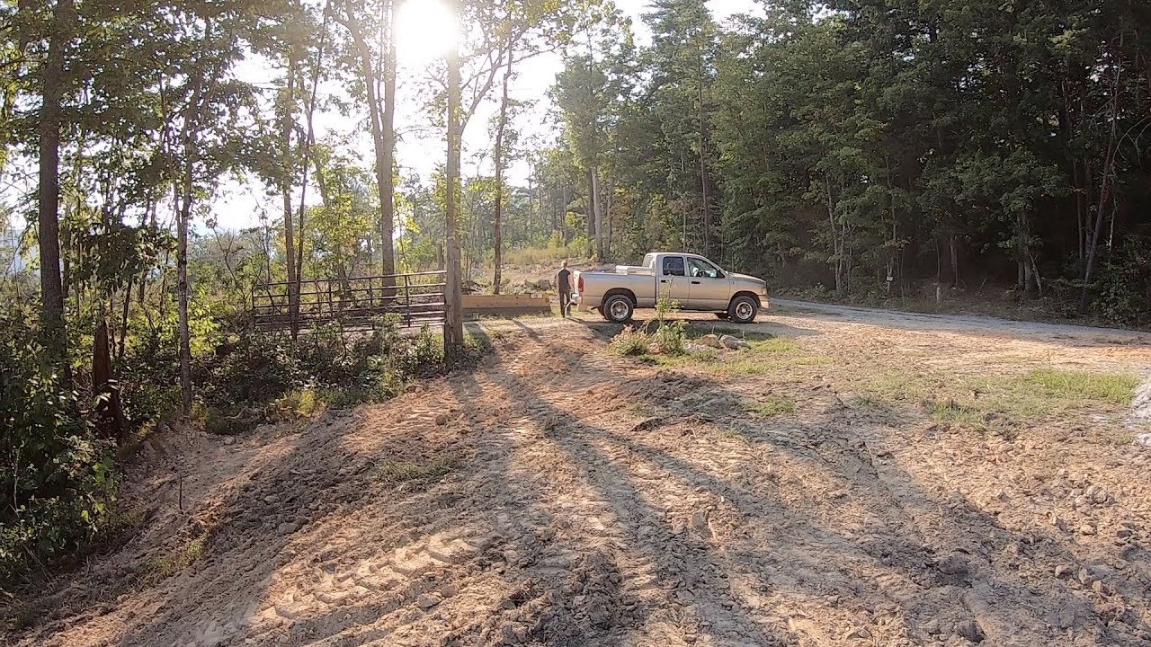 Вспашка и удаление пней с поля для посадки травы.