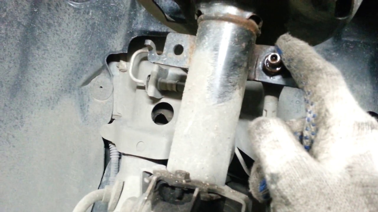 Renault Megane III 2009 год 1.5 dci Замена передних амортизаторов.