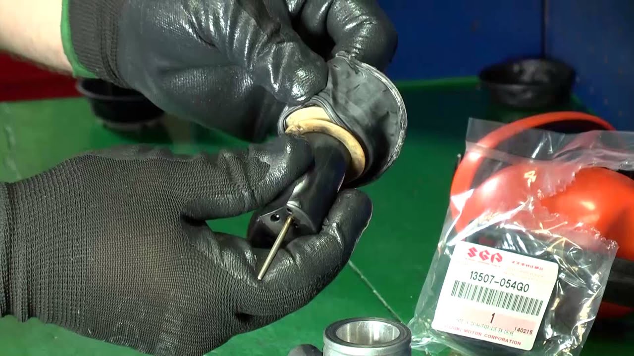 Cambio de diafragma de Carburador de una Suzuki En-125. Suzuki Guatemala