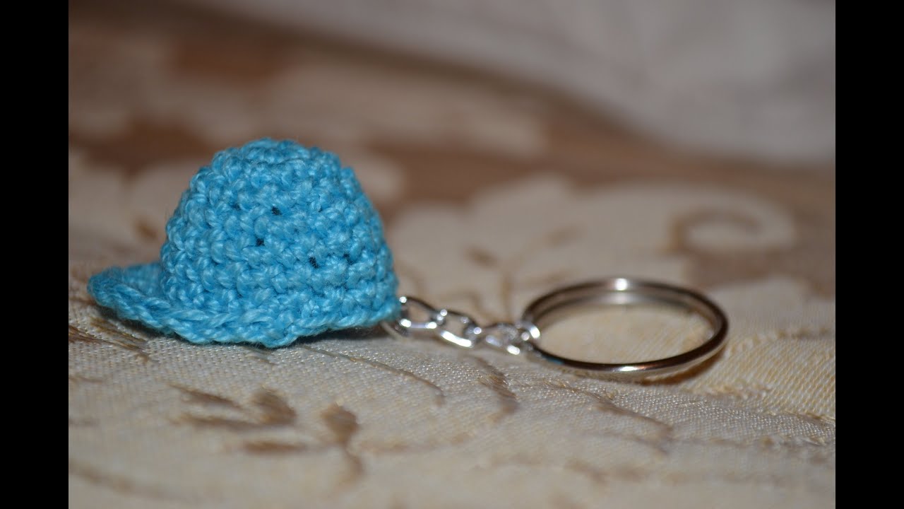 Mini cappellino con visiera - Bomboniera all'uncinetto