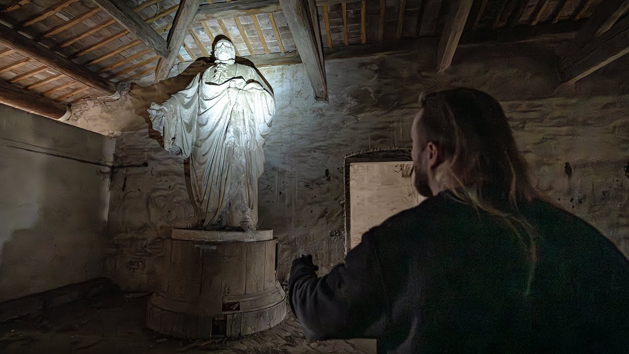 STATUA DI UN PAPA NASCOSTA DA 30 ANNI NELLA VILLA ABBANDONATA