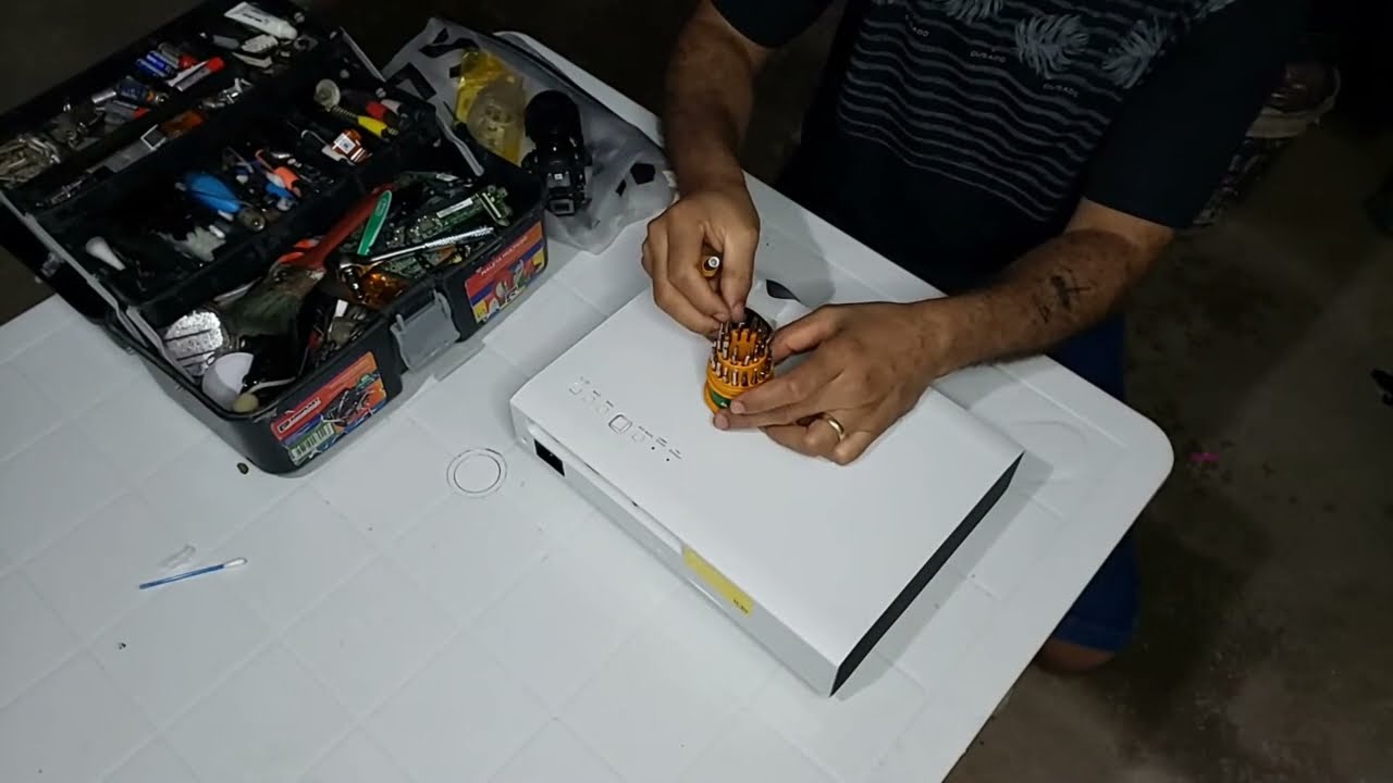 Projetor sony vpl dx130b como abrir essa maquina.