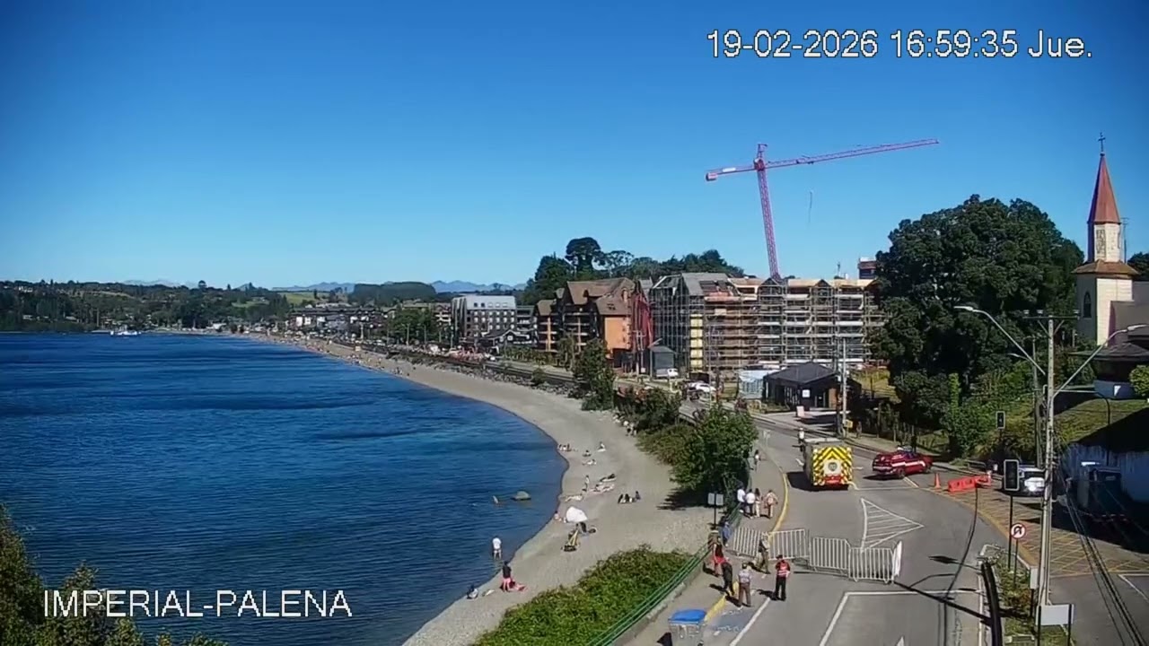 Cae grua torre en Puerto Varas.