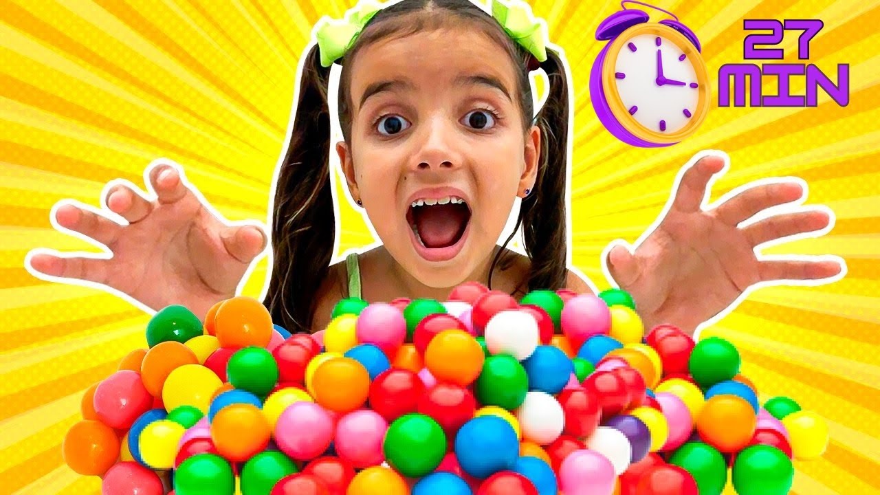 Manu finge brincar com máquina de GumBall e o Mistério da máquina de chiclete - Julinha e Manu