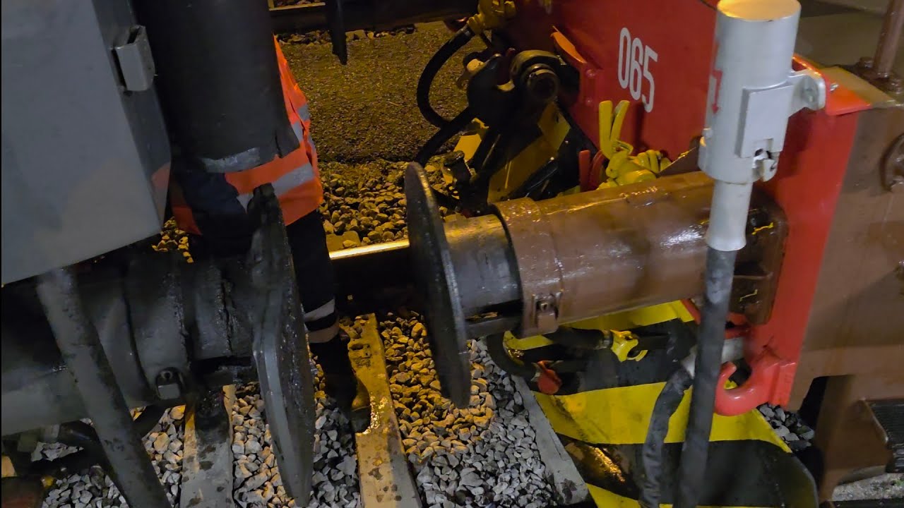 Manovra di sgancio locomotiva E 636 a convoglio storico di Fondazione Fs 