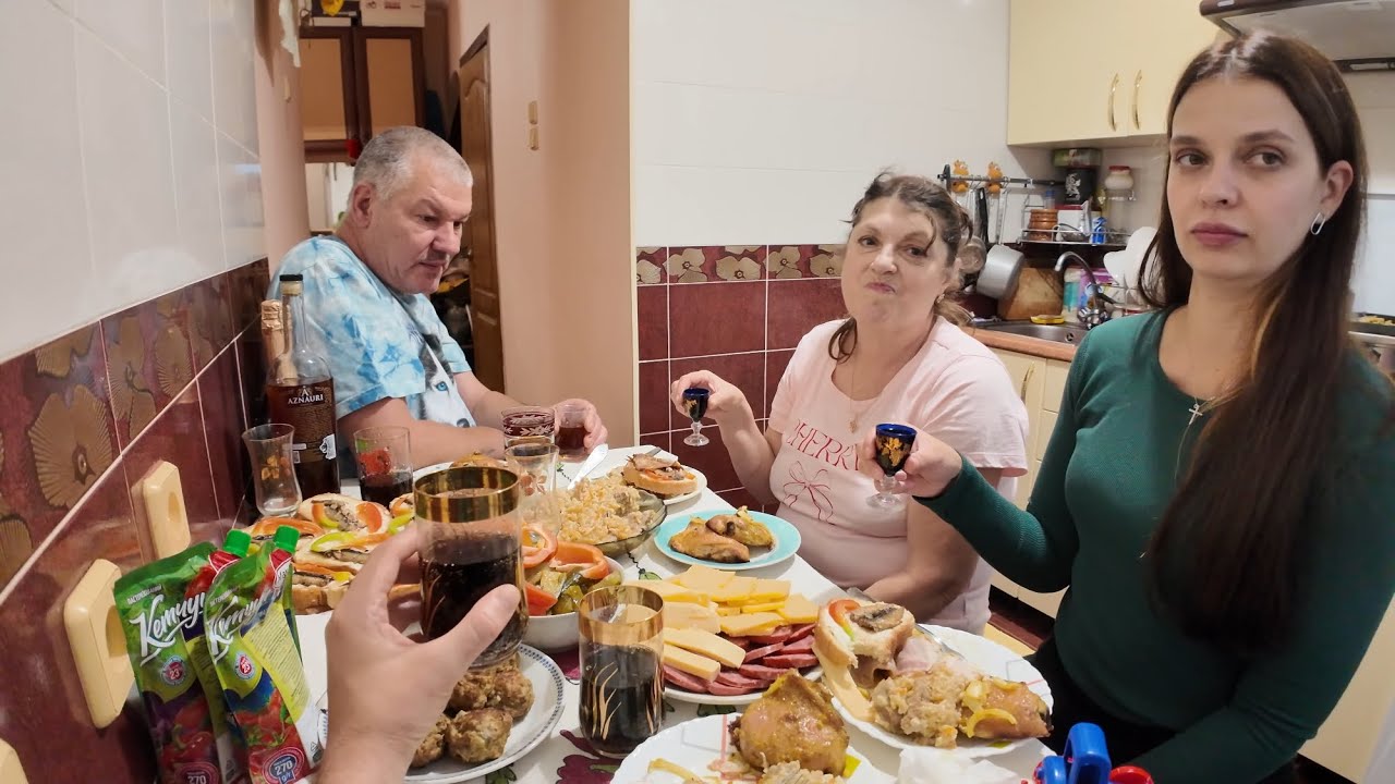 ПРАЗДНУЕМ ДЕНЬ РОЖДЕНИЯ МАМЫ.. БАТЯ НАПОИЛ СОФИЮ