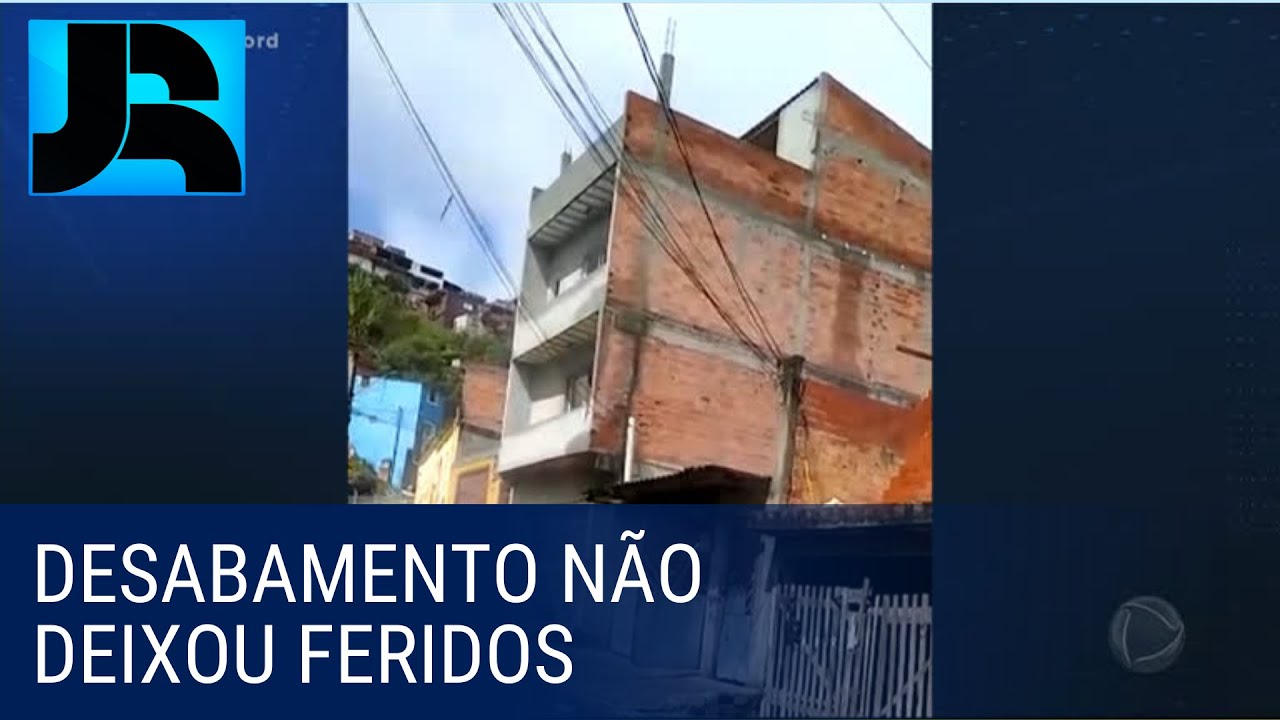 Construção irregular de três andares desaba na grande São Paulo