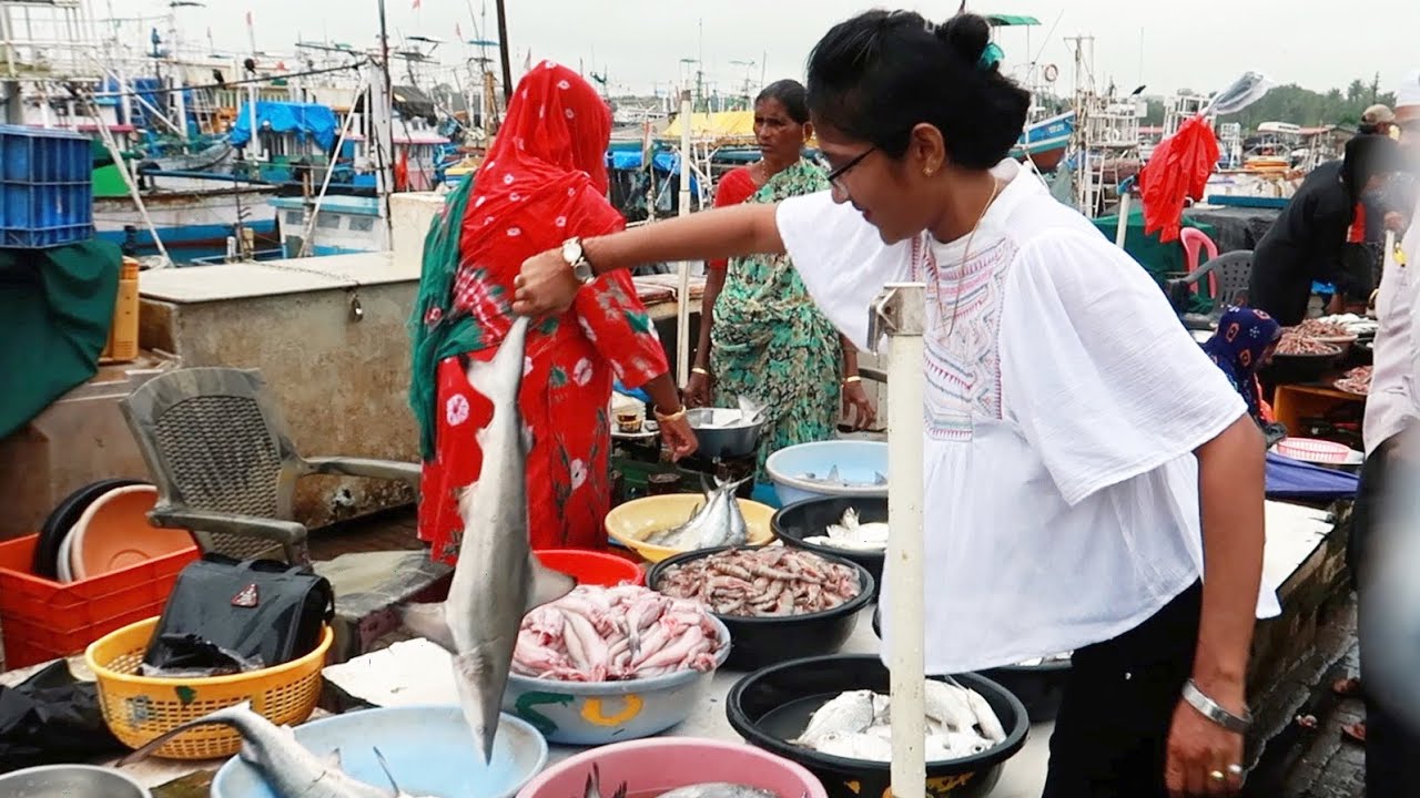 BEST FISH MARKET IN RATNAGIRI - KONKAN 🐠  |  TYPICAL INDIAN GIRL