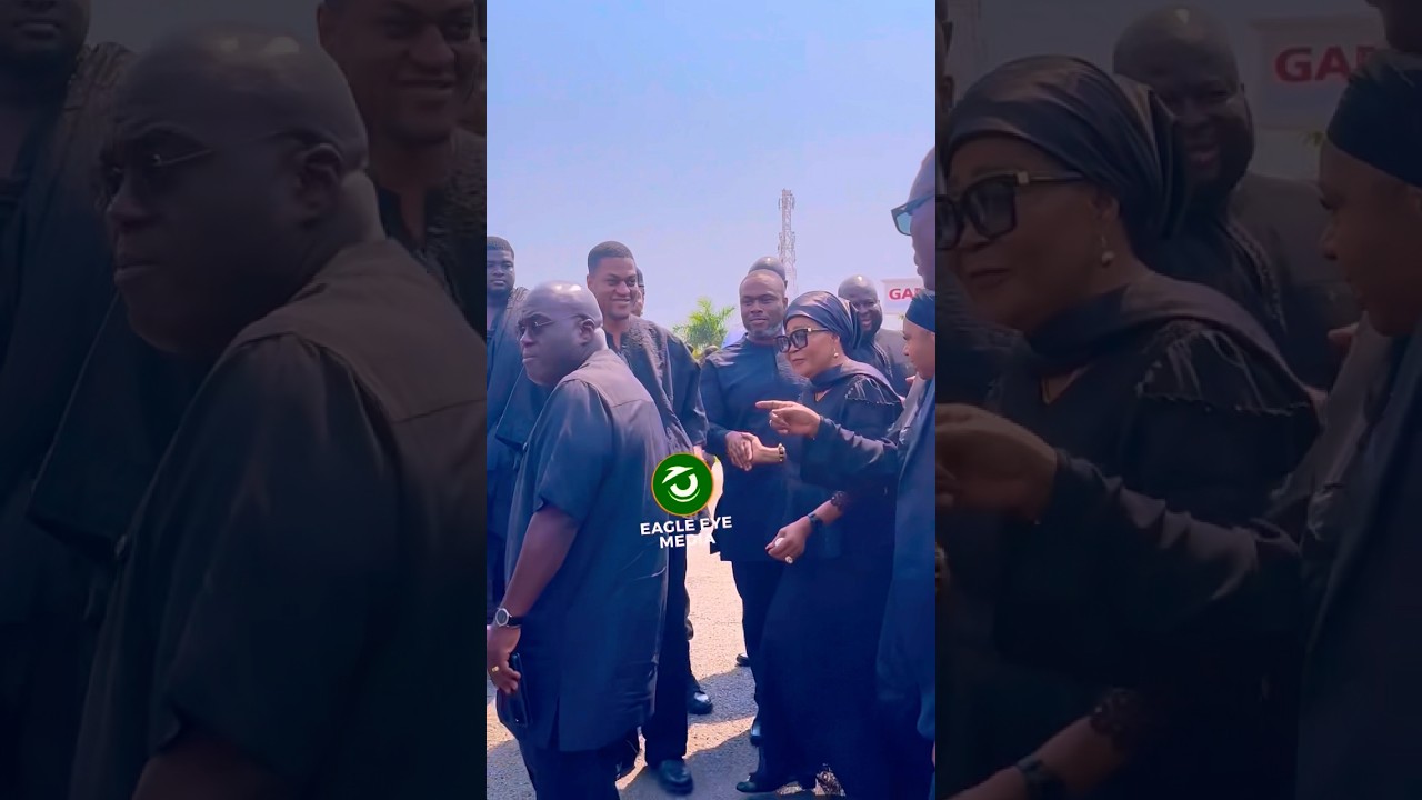 Посмотрите, как Лордина Махама тянет за платье своего сына Шарафа на похоронах госпожи Маргарет О...