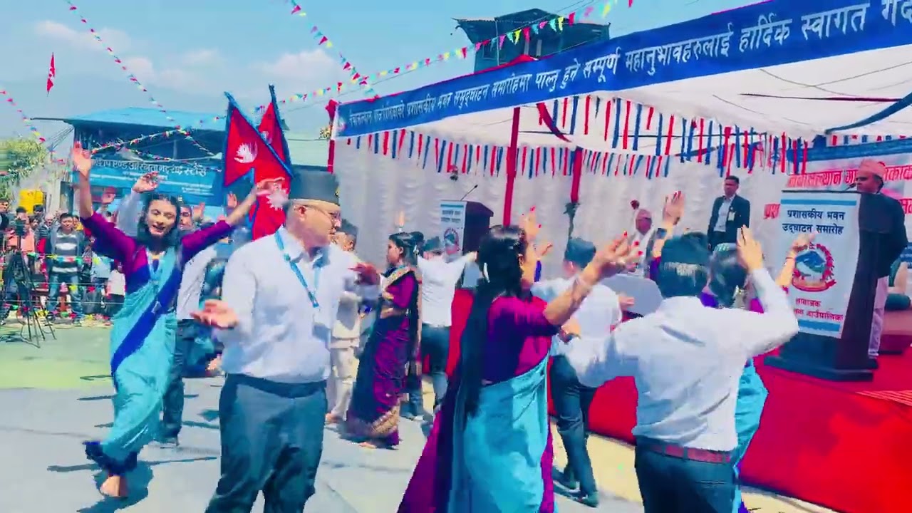 नेचासल्यान गाउँपालिकाको प्रशासनिक भवन उद्घाटन समारोहमा कर्मचारीहरुको नृत्य