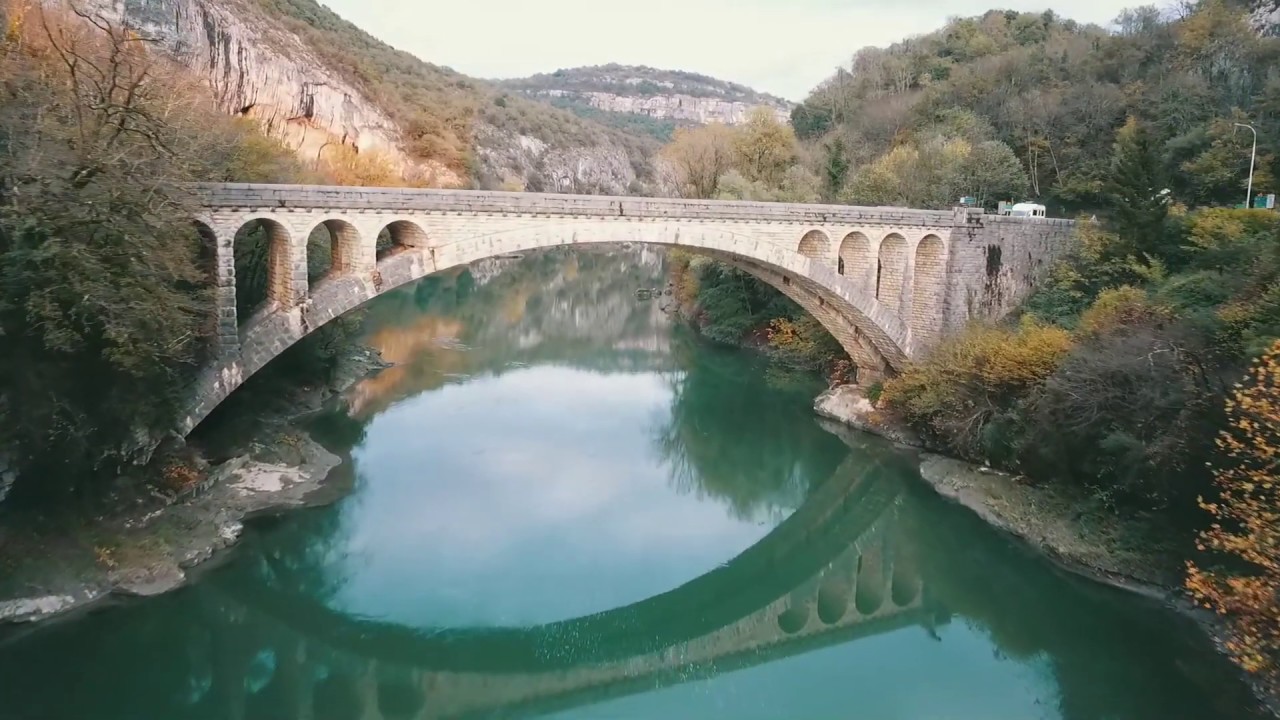 Troglodytes, Rhône et décor de ciné - Virignin - gorge de la Balme - mavic pro