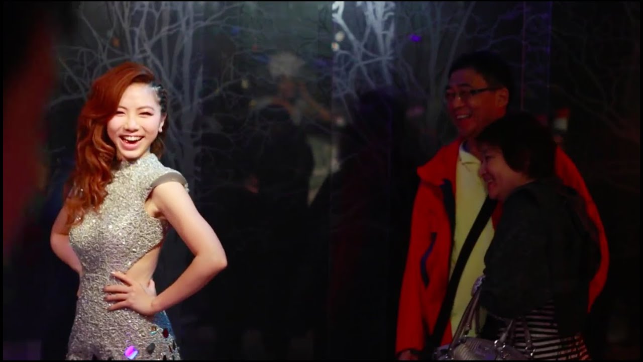 G.E.M. 鄧紫棋惡作劇 at Madame Tussauds Hong Kong (香港杜莎夫人蠟像館)