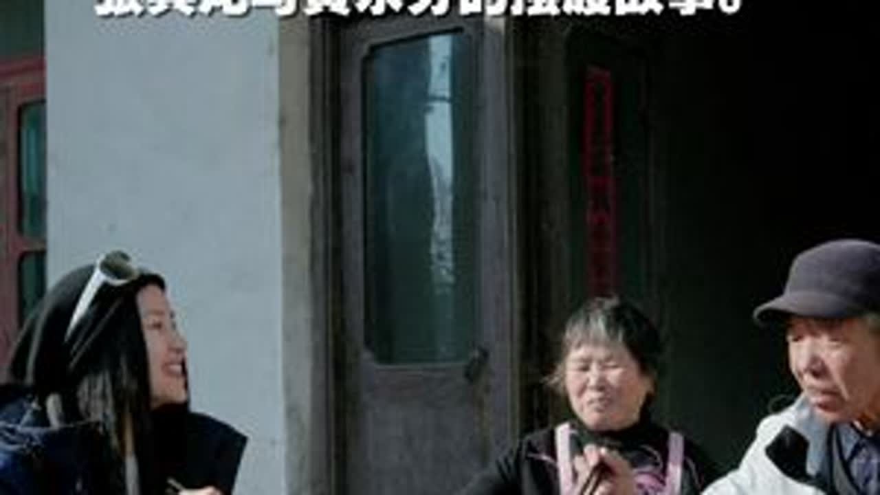 张其龙与黄永芬 七旬夫妻张其龙与黄永芬，每日摆渡上岛，种菜浇园晒太阳。从青丝到白发，他们在双山岛坚守着“根”的记忆。老来夫妻老来伴，大抵如此，三轮车上的温暖时光，让人动容。#双山岛  #客居双山...