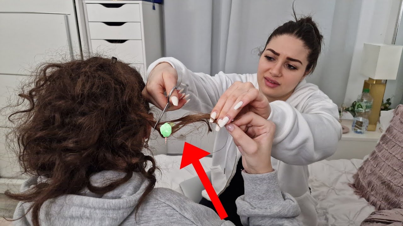 MA SŒUR M’A COLLÉ UN CHEWING-GUM DANS LES CHEVEUX