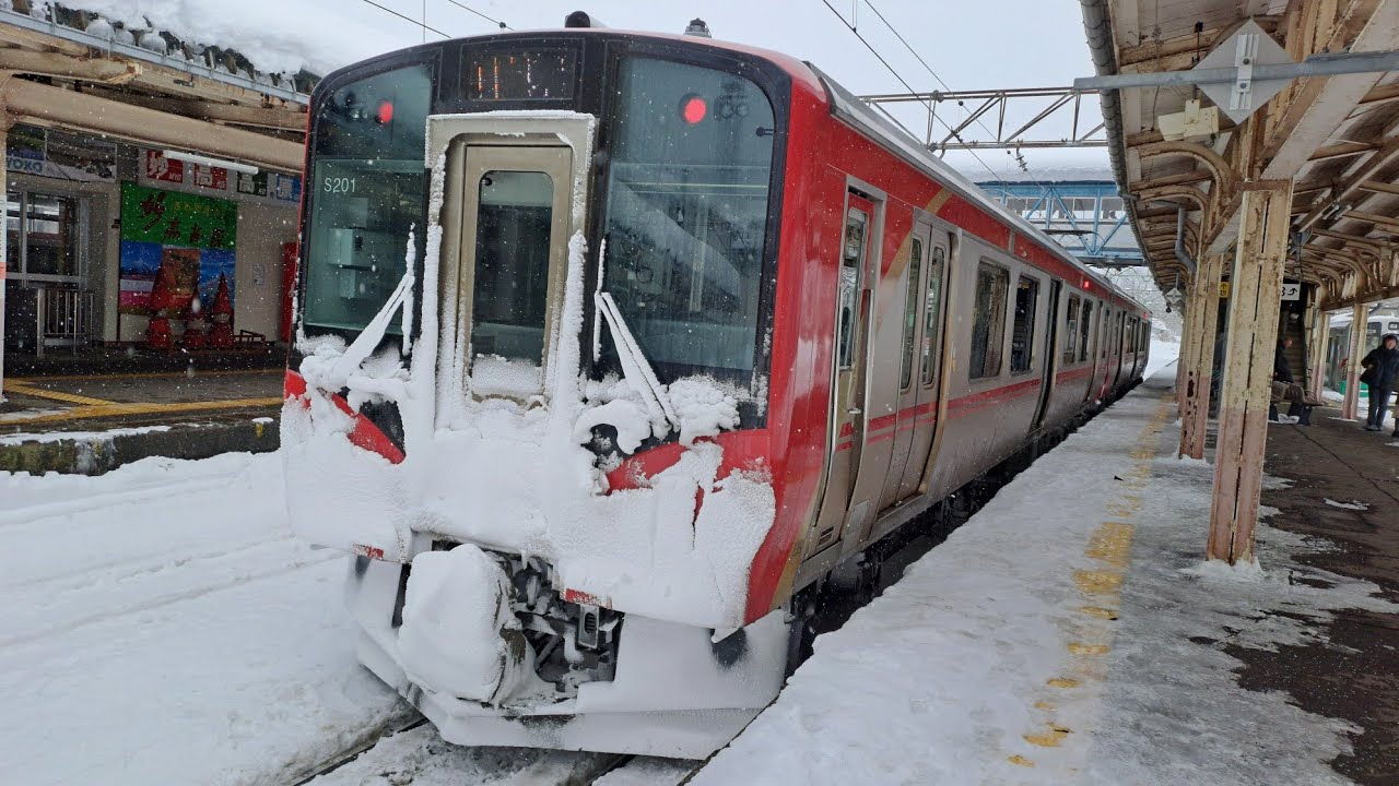 しなの鉄道北しなの線に列車が積雪の妙高高原駅のホ一ムに入線したシ一ン1.2.2026.
