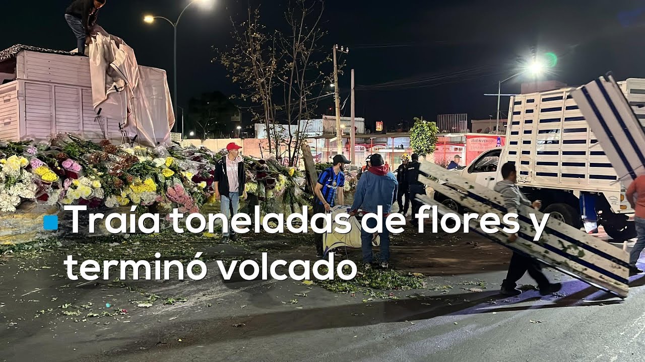 #MientrasDormía | Toneladas de flores quedan regadas tras volcadura en Tacubaya
