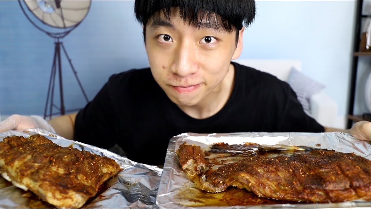 伊比利亚猪排和普通猪排有什么区别？帅小伙两份都烤着吃，太香啦