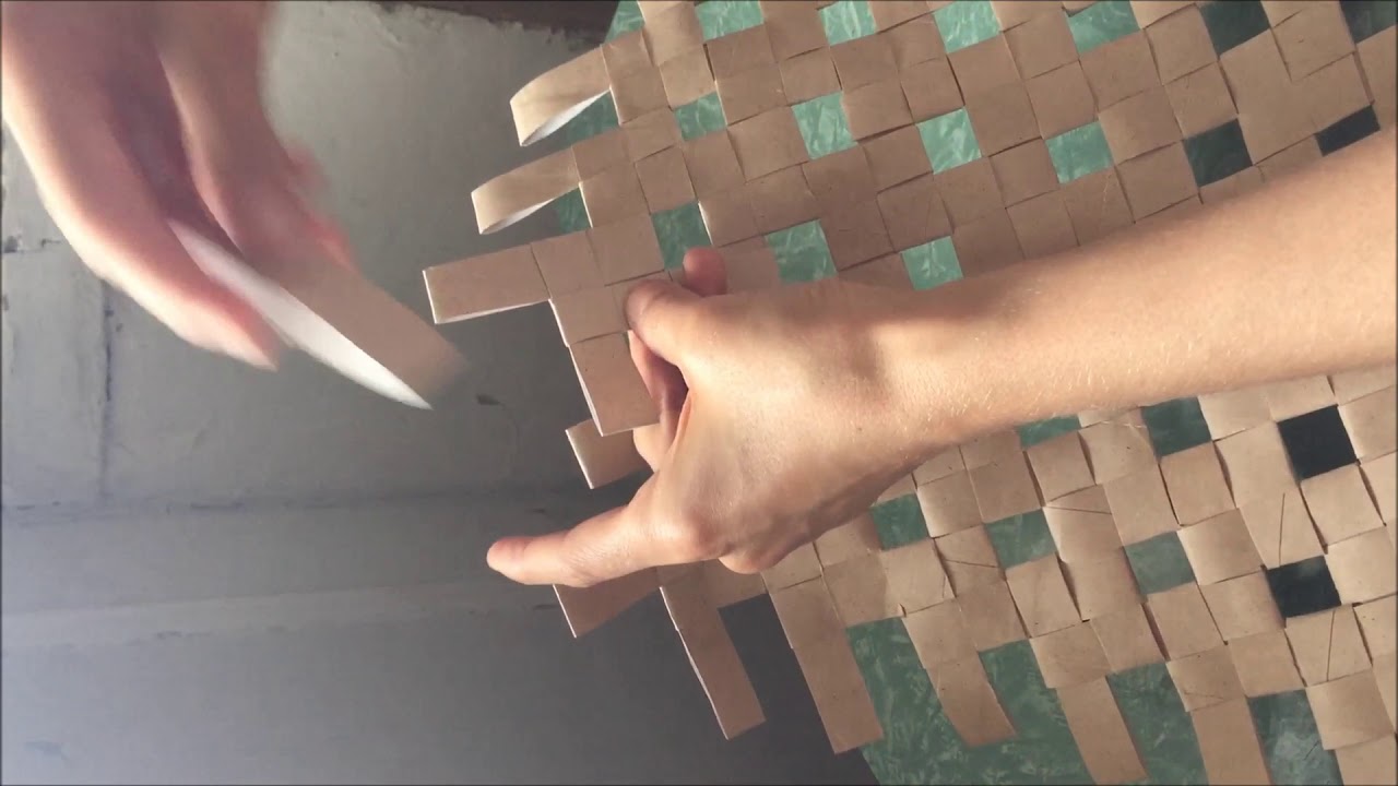 Плетение большой корзинки из втулок от туалетной бумаги и бумажных полотенец