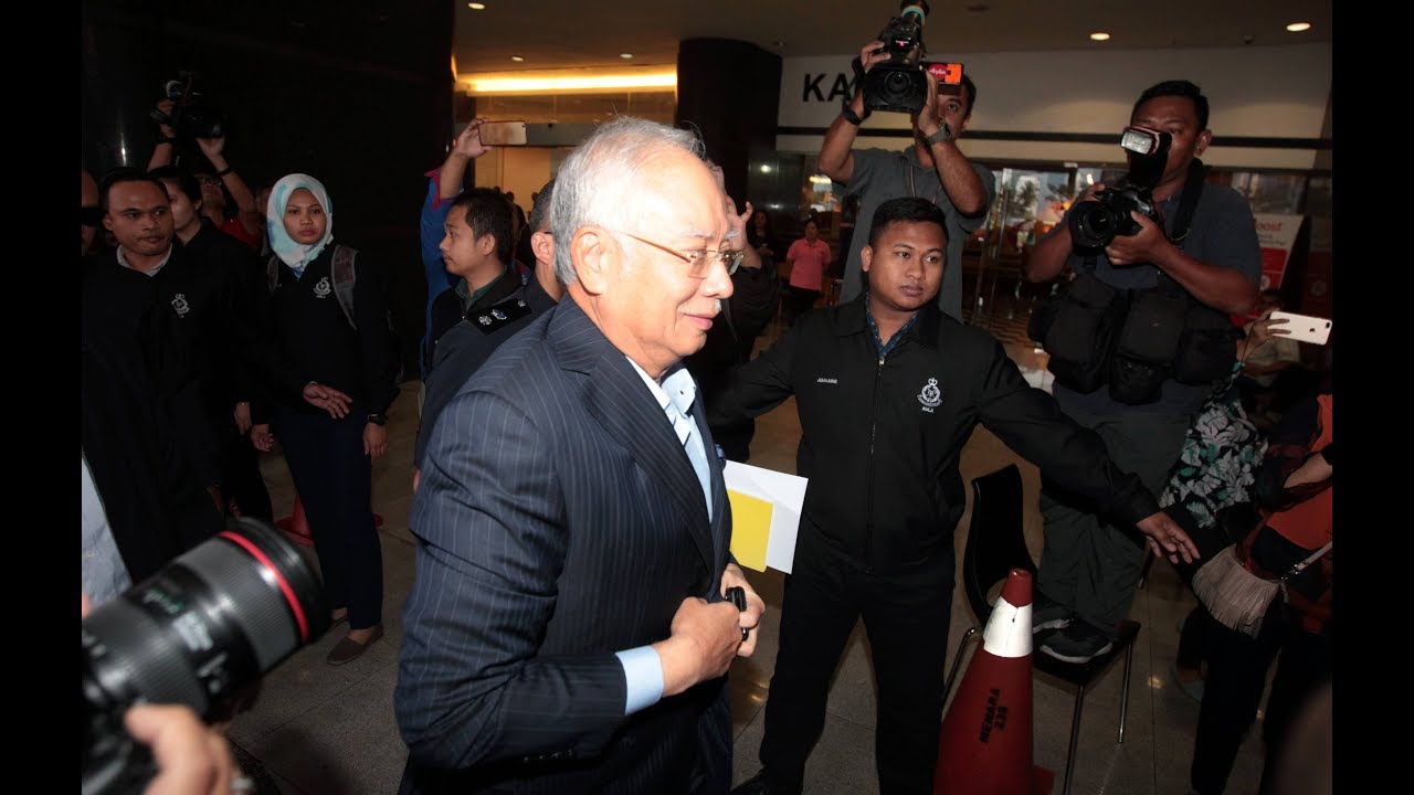 Najib at Bukit Aman CCID HQ to give statement