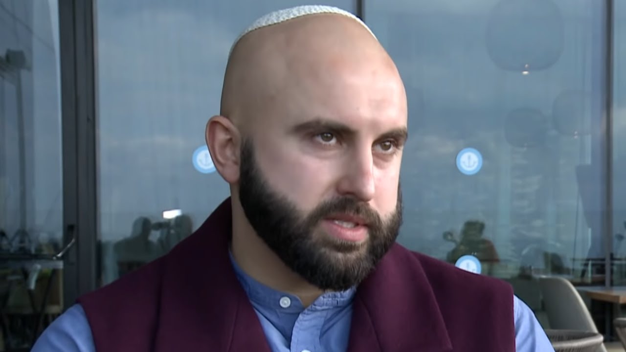 תפילין וכיפה בלב איראן: היהודי שלא מפחד לבקר במדינות ערב