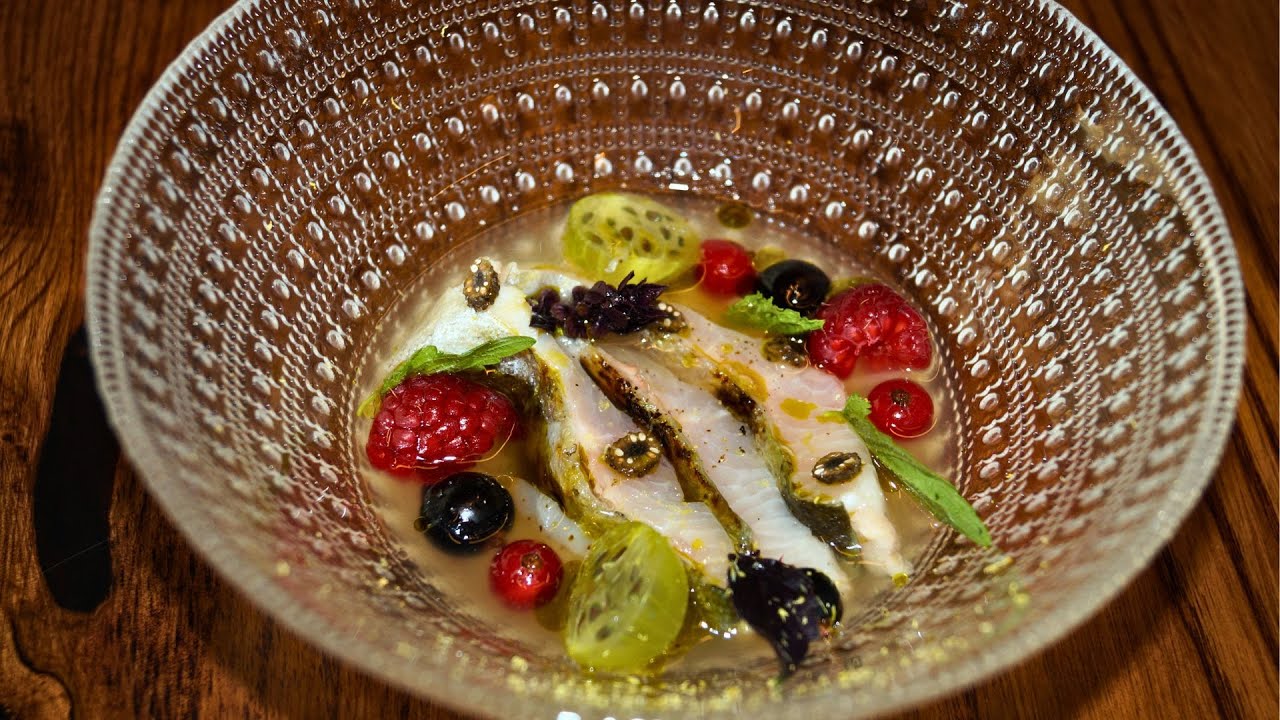 Sommer-Special: Forelle an gepickelter Qualle mit Holunderbl&uuml;ten und Yuzu-Dressing