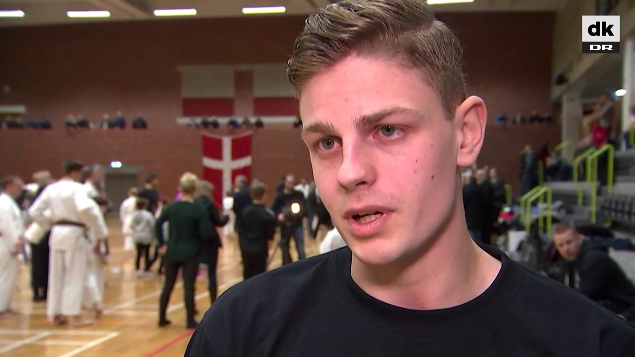 Mindehøjtidelighed for dræbt betjent i karateklub