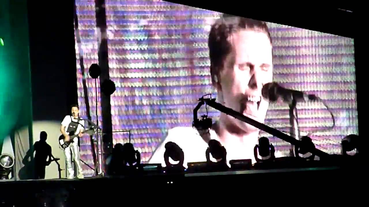 Muse TIME IS RUNNING OUT (LOUD Sing Along) @ Stadio San Siro 2010 HD