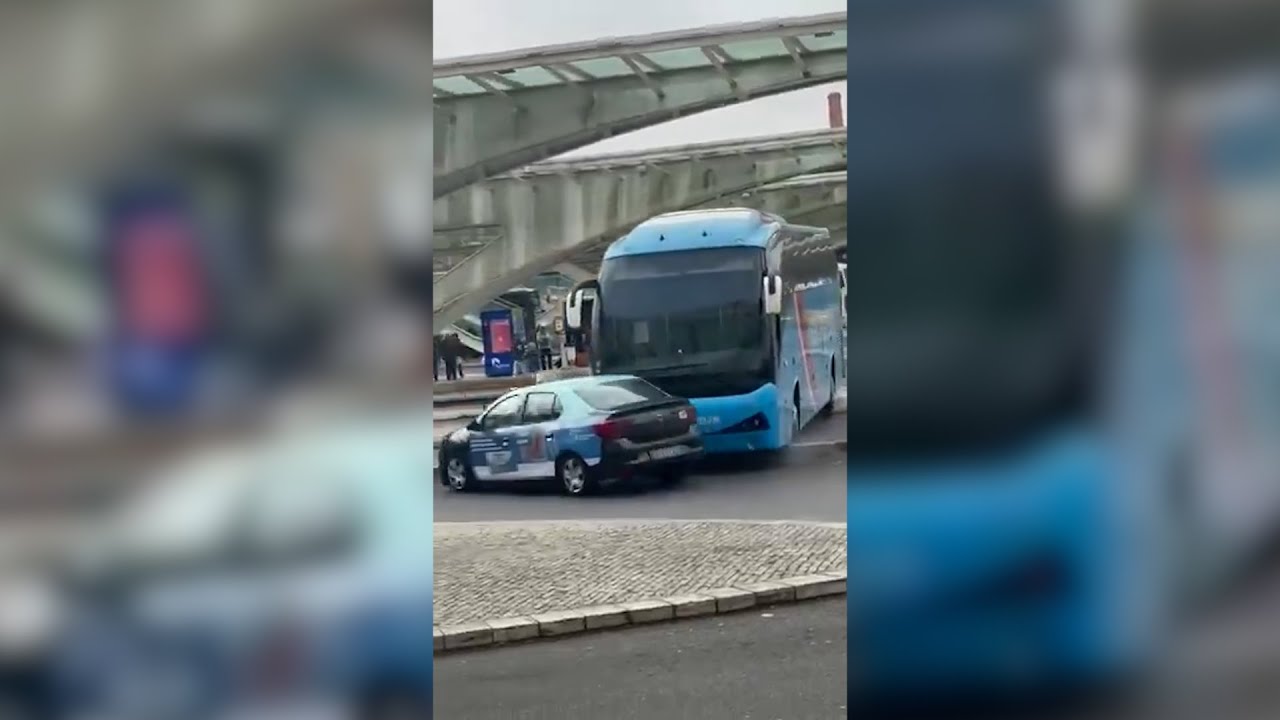 Autocarro desgovernado abalroa táxi e esplanada na Gare do Oriente