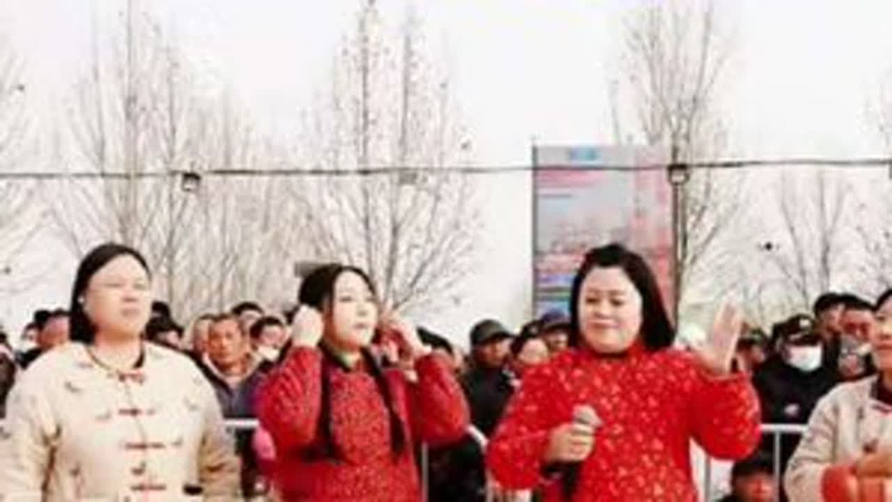 @小土妹(不忘初心) 土妹和三个大漂亮同台一曲《渴望》唱的太好听了 