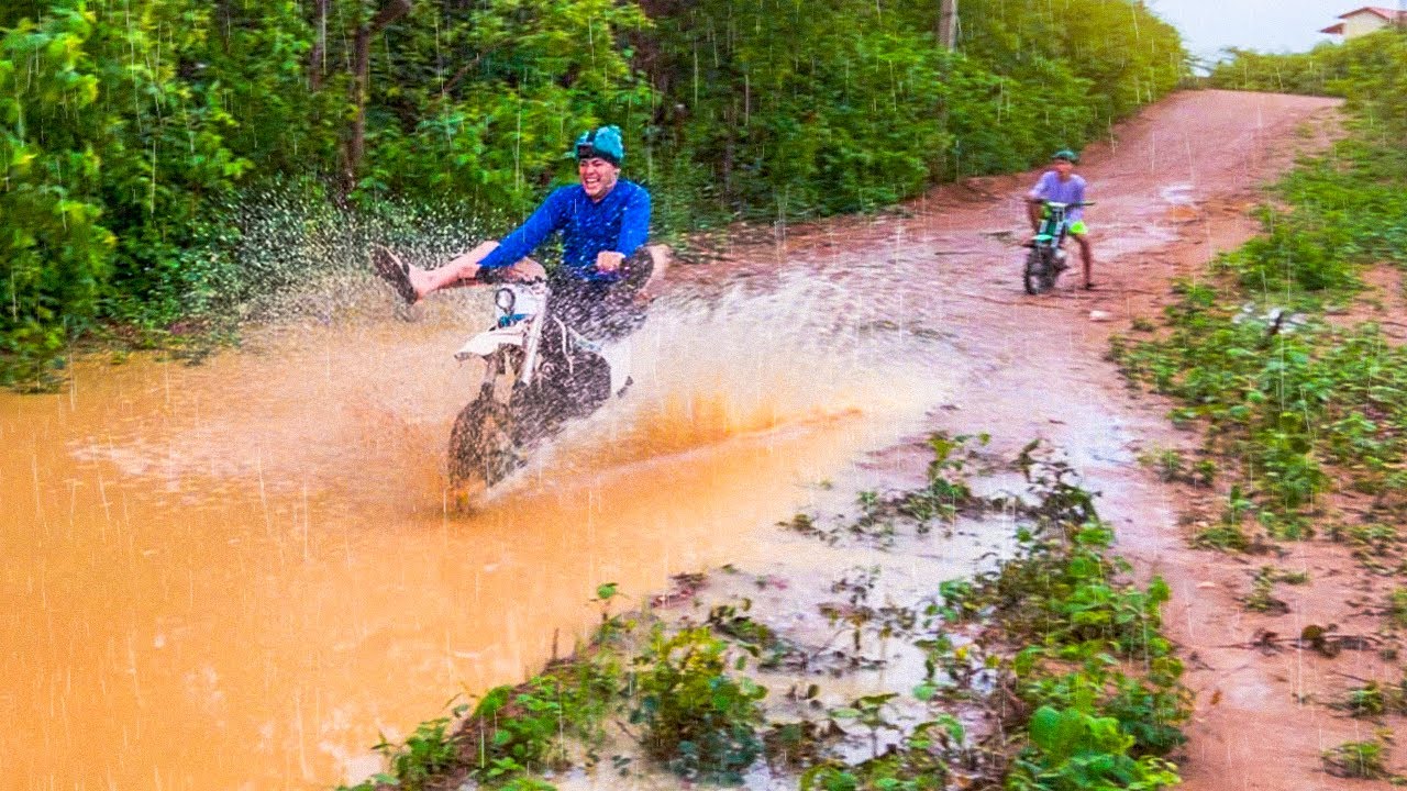 TRILHA DE MINI MOTO NA CHUVA COM MEU IRMÃOZINHO *deu ruim