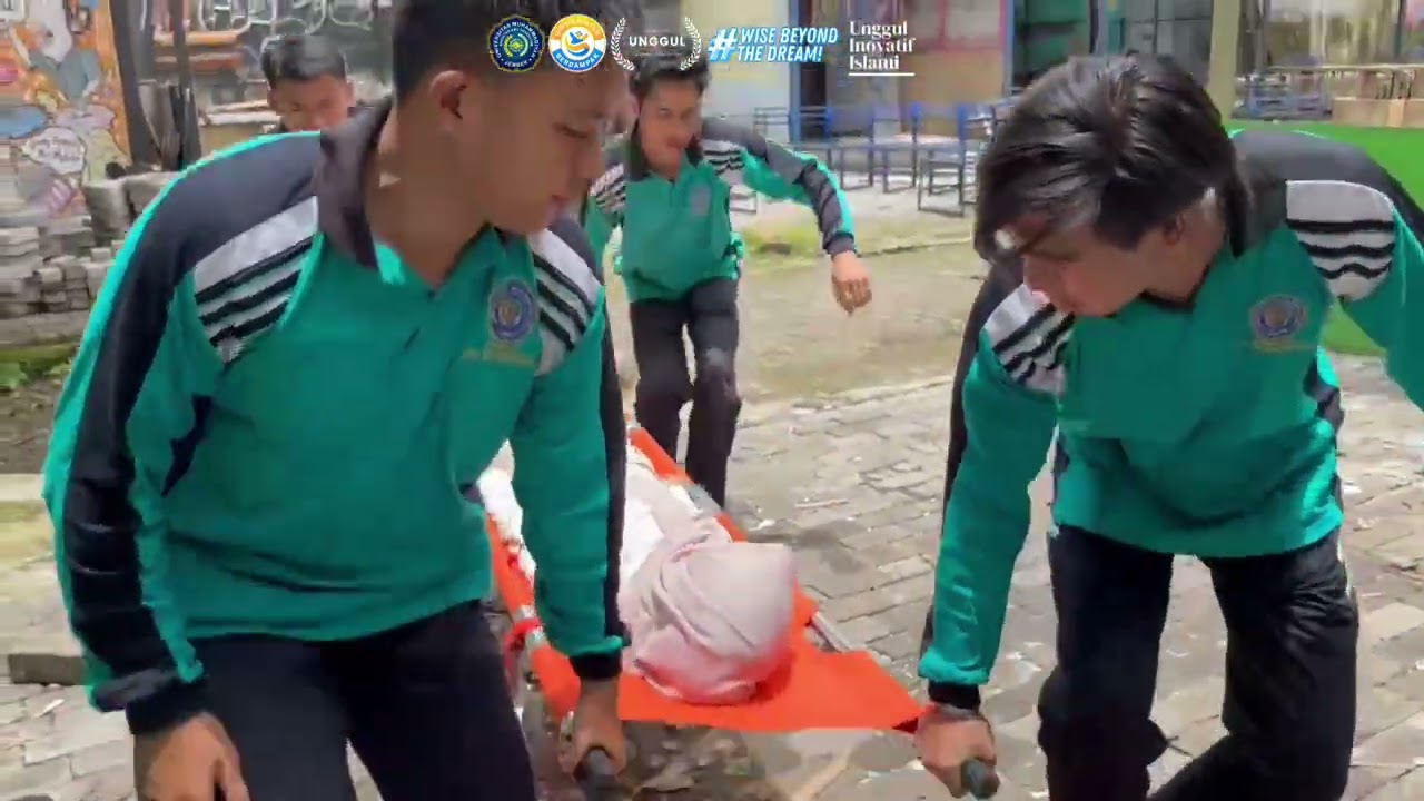 SIMULASI PRAKTIK KEPERAWATAN BENCANA GEMPA BUMI - Mahasiswa Universitas Muhammadiyah Jember