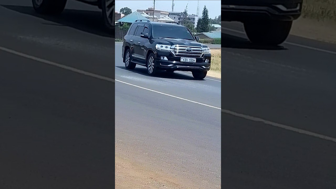 TOYOTA LAND CRUISER  V8 LC200🚓😁#power #speed #viralvideo #automobile #youtubeshorts #4x4