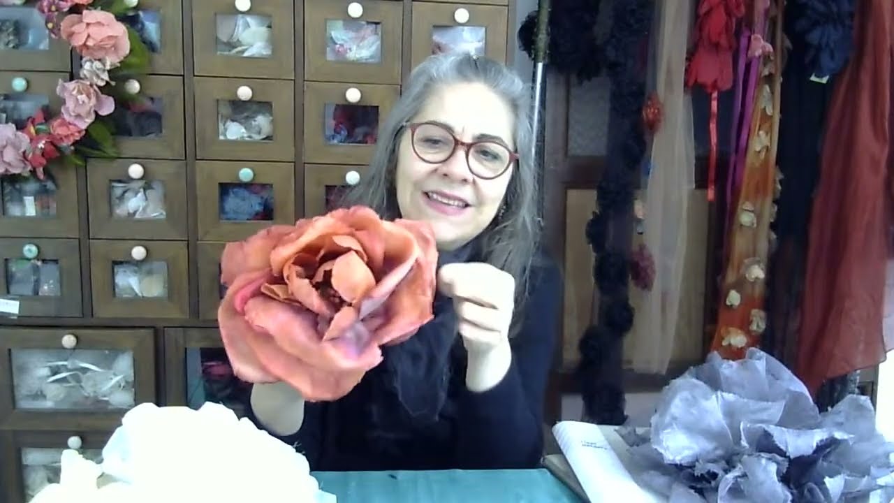 Como criar flores de tecido do tamanho maxi#luxoartesanal#floresdetecido#maxi