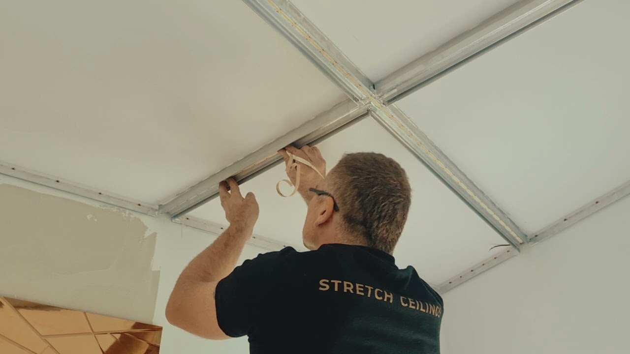 Sufit napinany czarny połysk z linią led www.radec24.pl