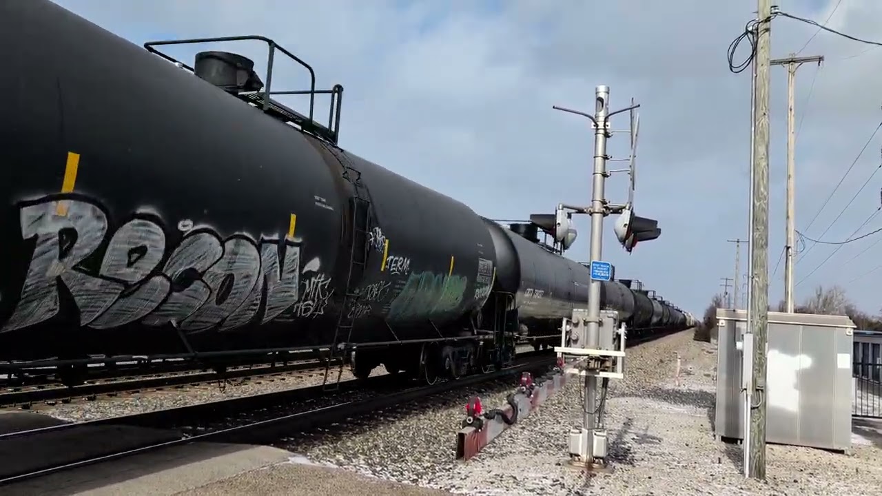 A NS manifest train with an AC44C6M and a D9-44CW locomotive leading.