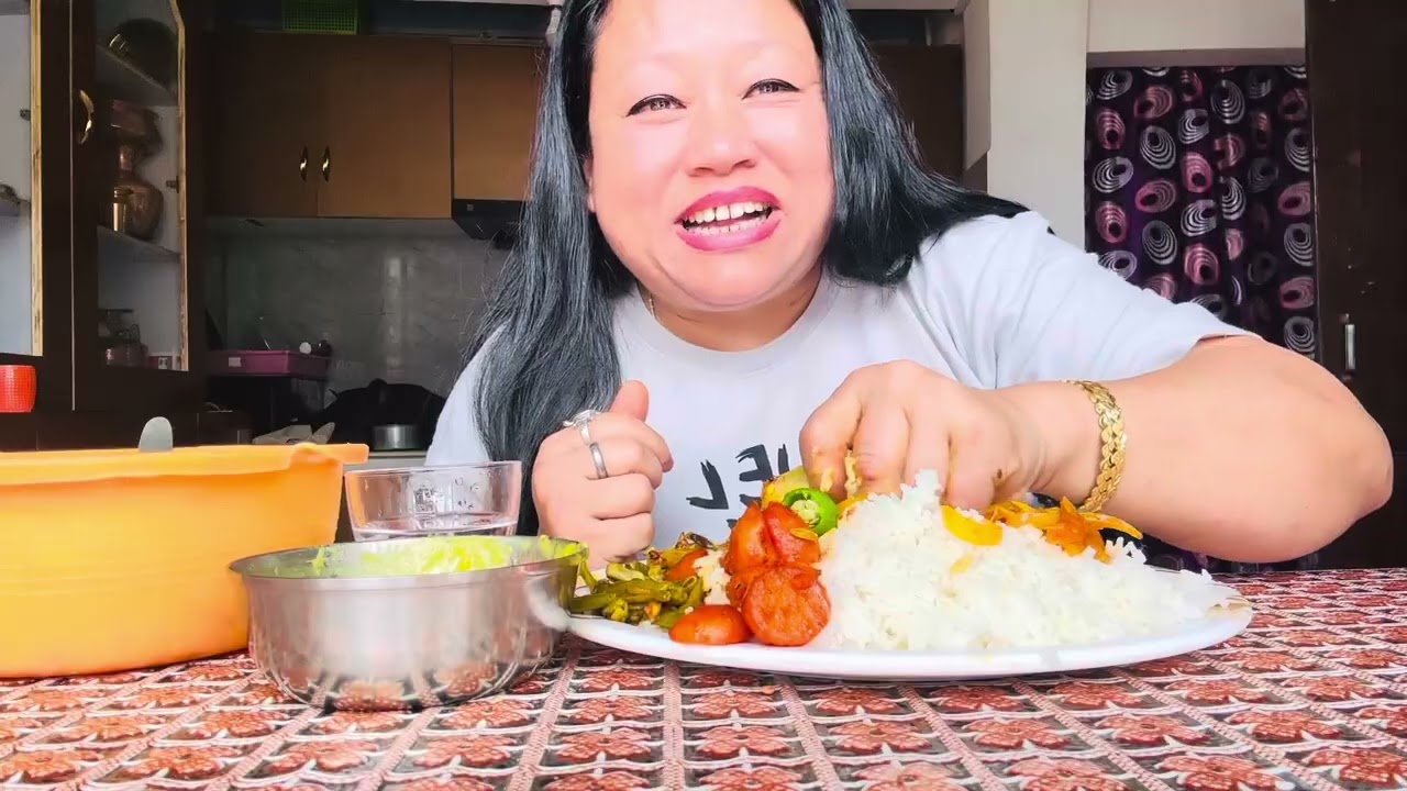 # veg khana liyera aaye hai#puraaaa mitho bha#phupu ko gharma puja #good afternoon 🙏🏻👌