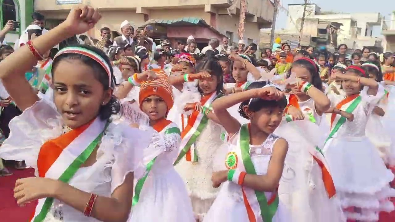 जि.प.आदर्श कन्या प्रा.शा.तडवळे क इयत्ता दुसरी तील विद्यार्थिनींनी सादर केलेले देशभक्तीपर गीत..