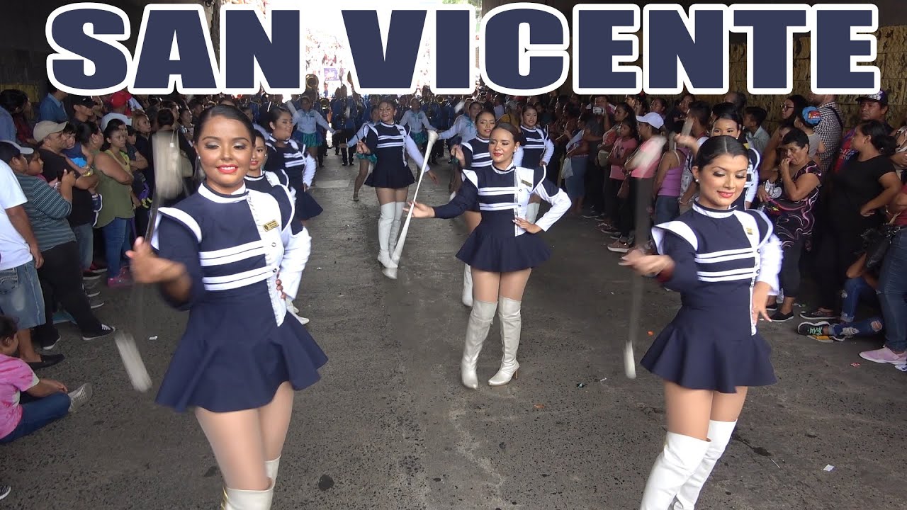 Cachiporristas de San Vicente en las fiestas de San Salvador