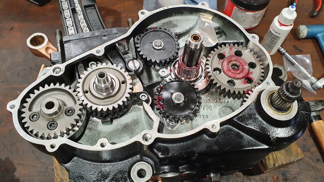 KTM LC4  Motorrumpf montieren Primärantrieb und co.