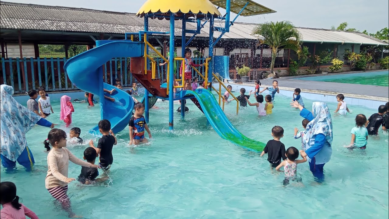 Bermain Air di Kolam Renang Kurnia Tama