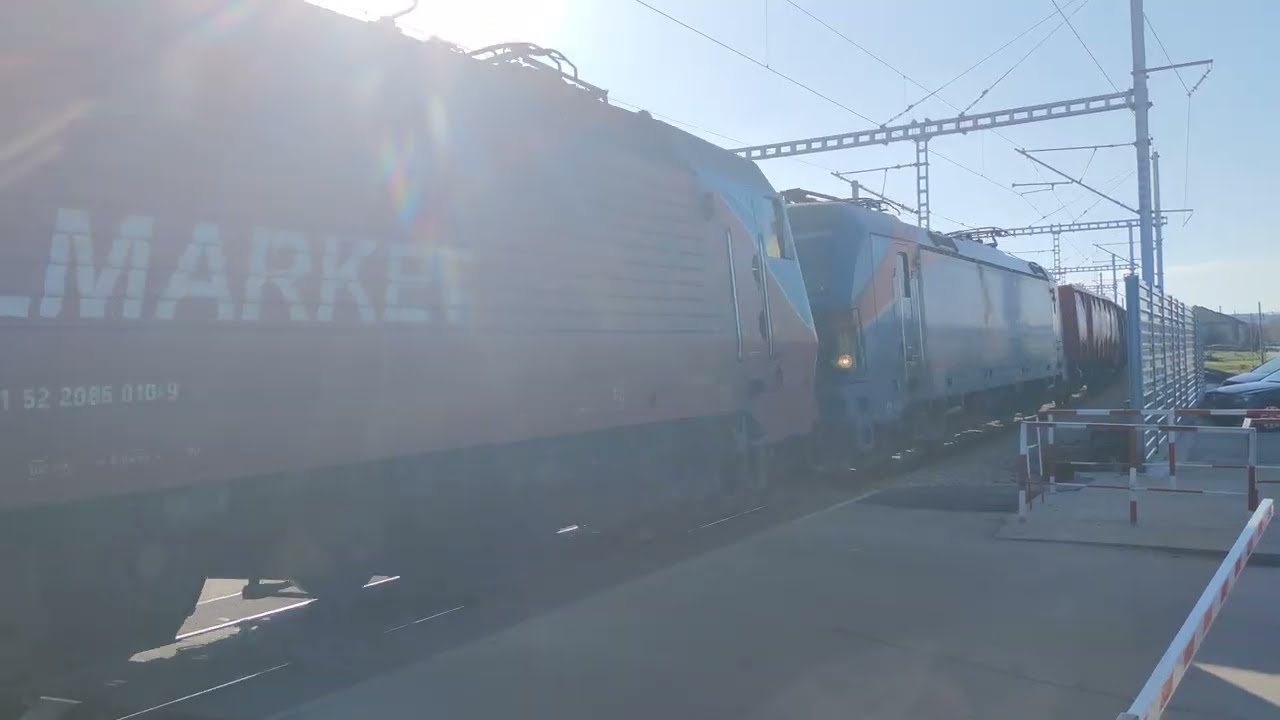 Товарен влак с 86010 и 80027 ме завари от грешната страна на прелеза 