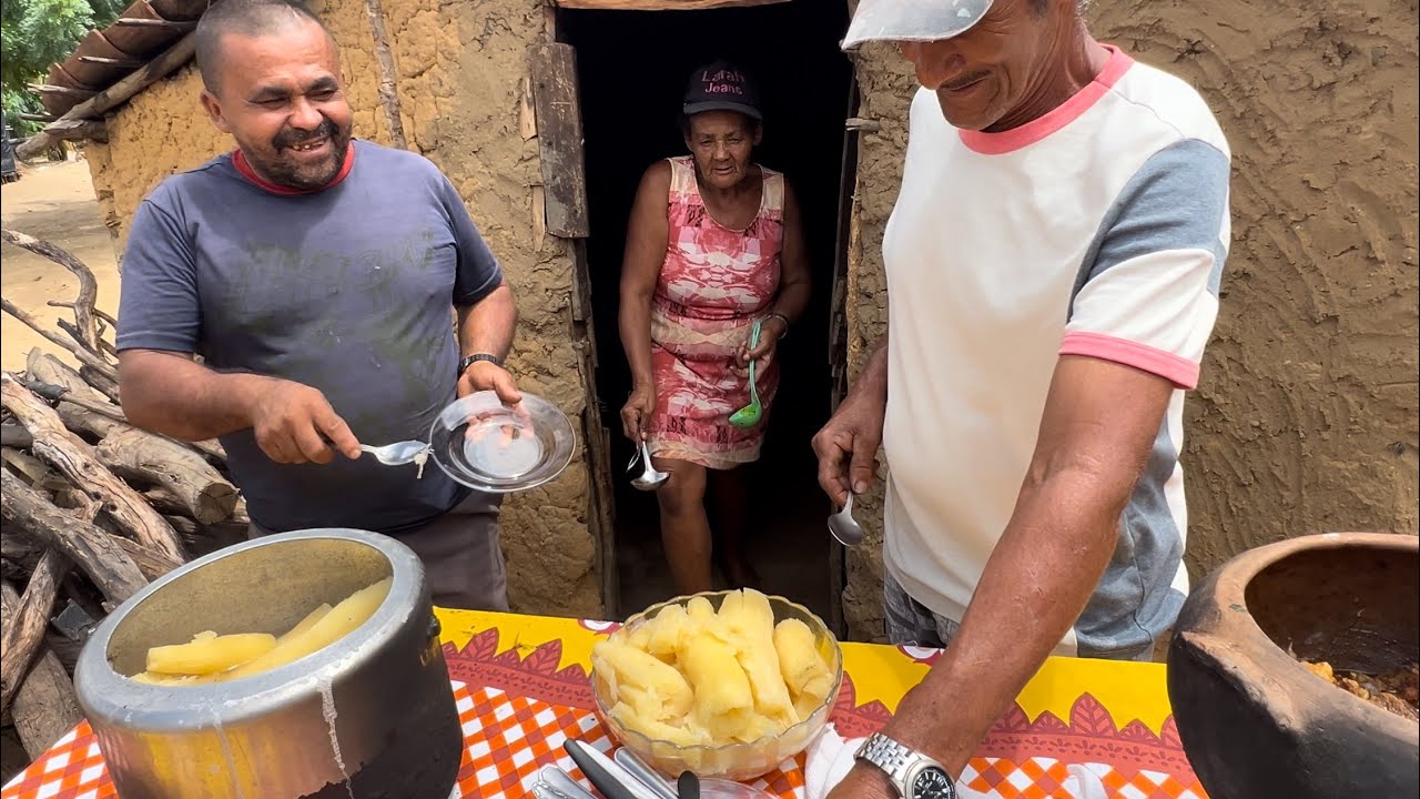 COSTELA COM MACAXEIRA, PANELA DE BARRO E FOGÃO A LENHA